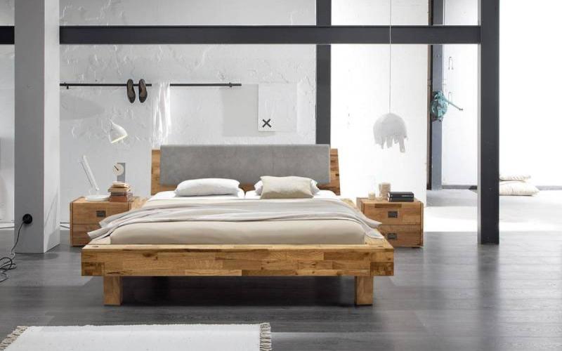 HASENA Factory-Line Bett mit Holzrahmen, grauem gepolstertem Kopfteil und passenden Nachttischen