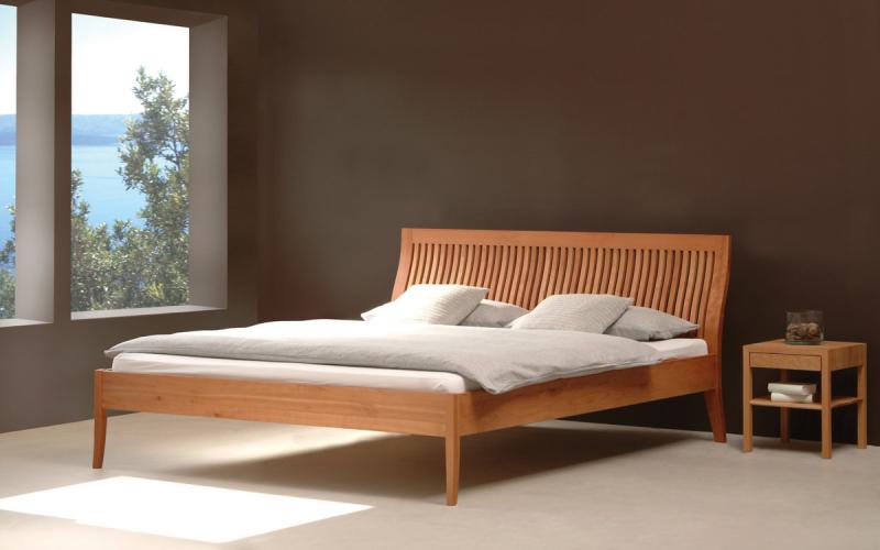 TRAUMWERK VENTANA fino – Holzbett in Kirsche mit geschwungenem Lamellenkopfteil und passendem Nachttisch